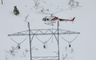 An Airlift Norway AS350 B3, busy with powerline construction. Photo: Anthony Pecchi